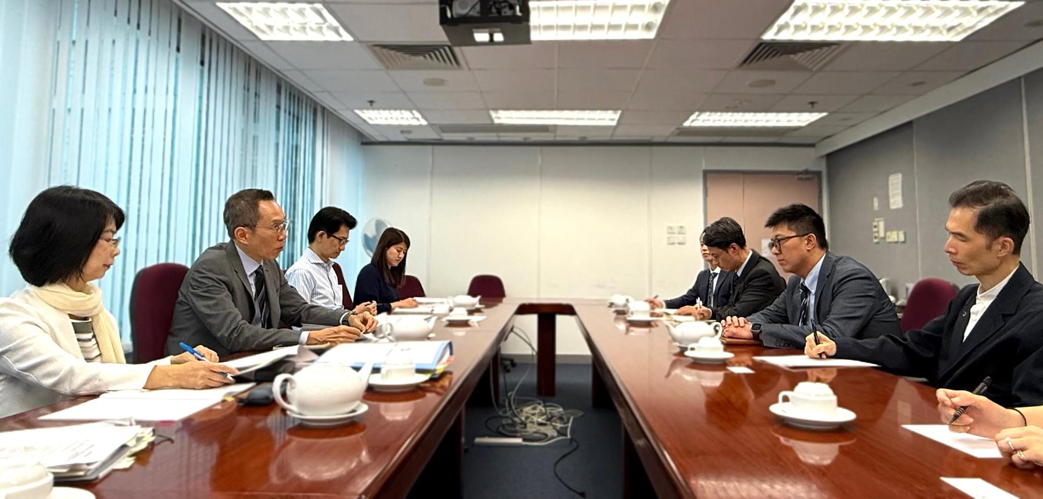 物流署長陳嘉信(左二)現身與審計署會面