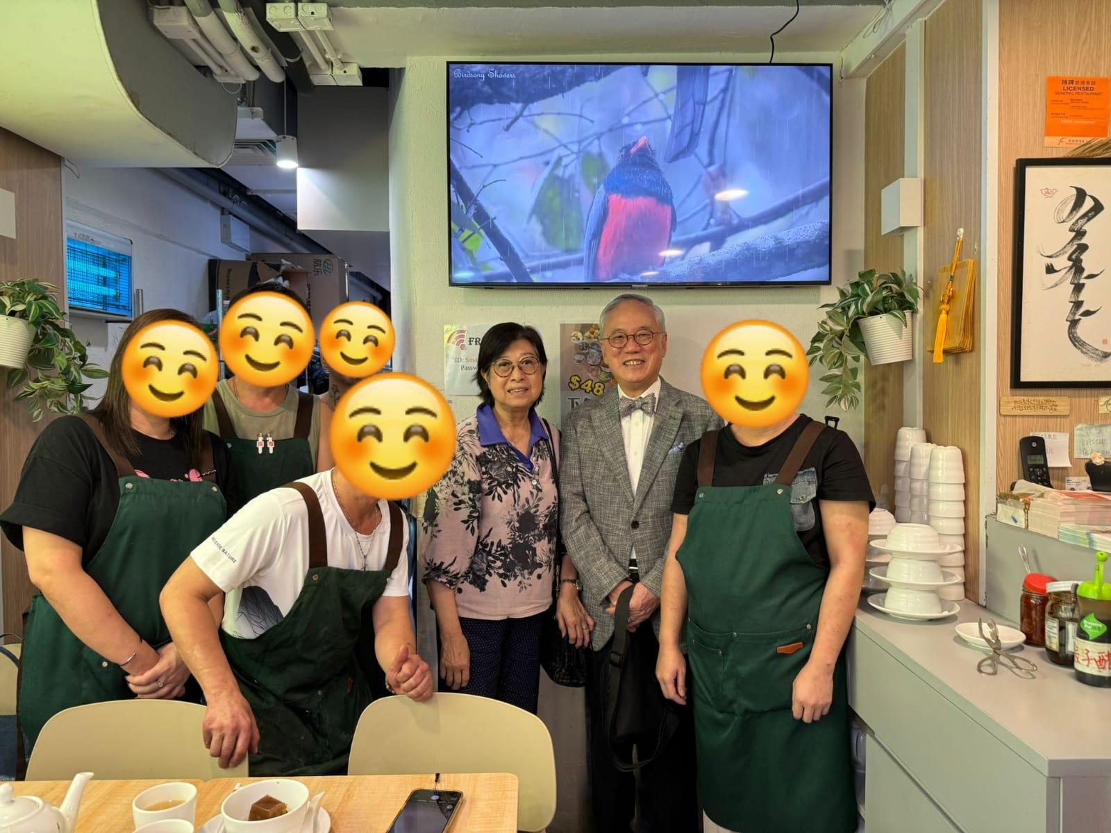 前行政長官曾蔭權伉儷在有「廟街神父」之稱胡頌恆陪同下,到訪位於油麻地上海街的非牟利機構「慈悲香港之家」,與釋囚基層聚餐傾談,又探望露宿者。(MercyHK fb圖片)