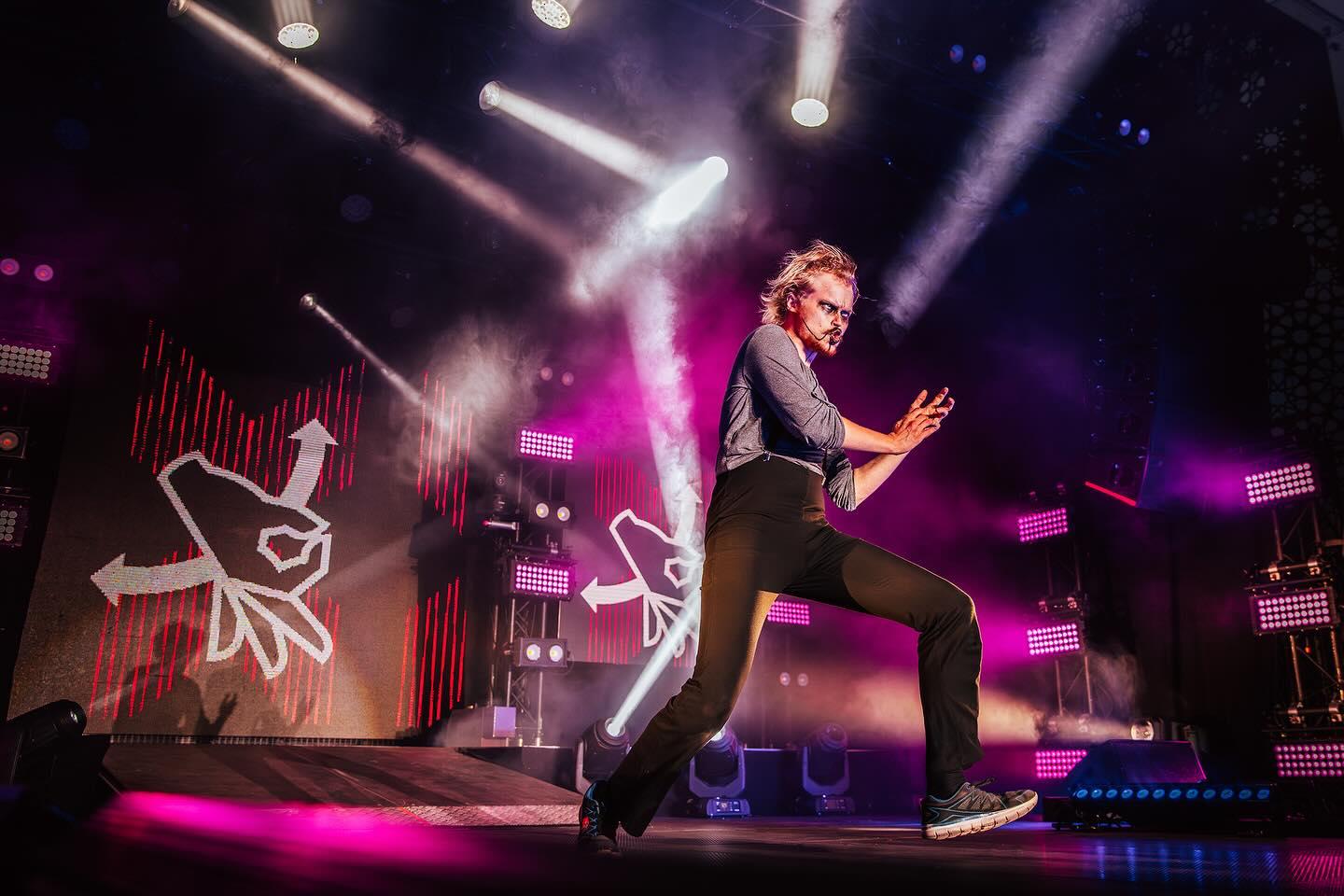 一年一度的「空氣結他世界錦標賽」在芬蘭港口城市奧盧完滿結束,冠軍由芬蘭選手The Angus奪得,他贏得一把真正的結他,這亦是芬蘭自2000年以來再有人奪冠。(網上圖片)