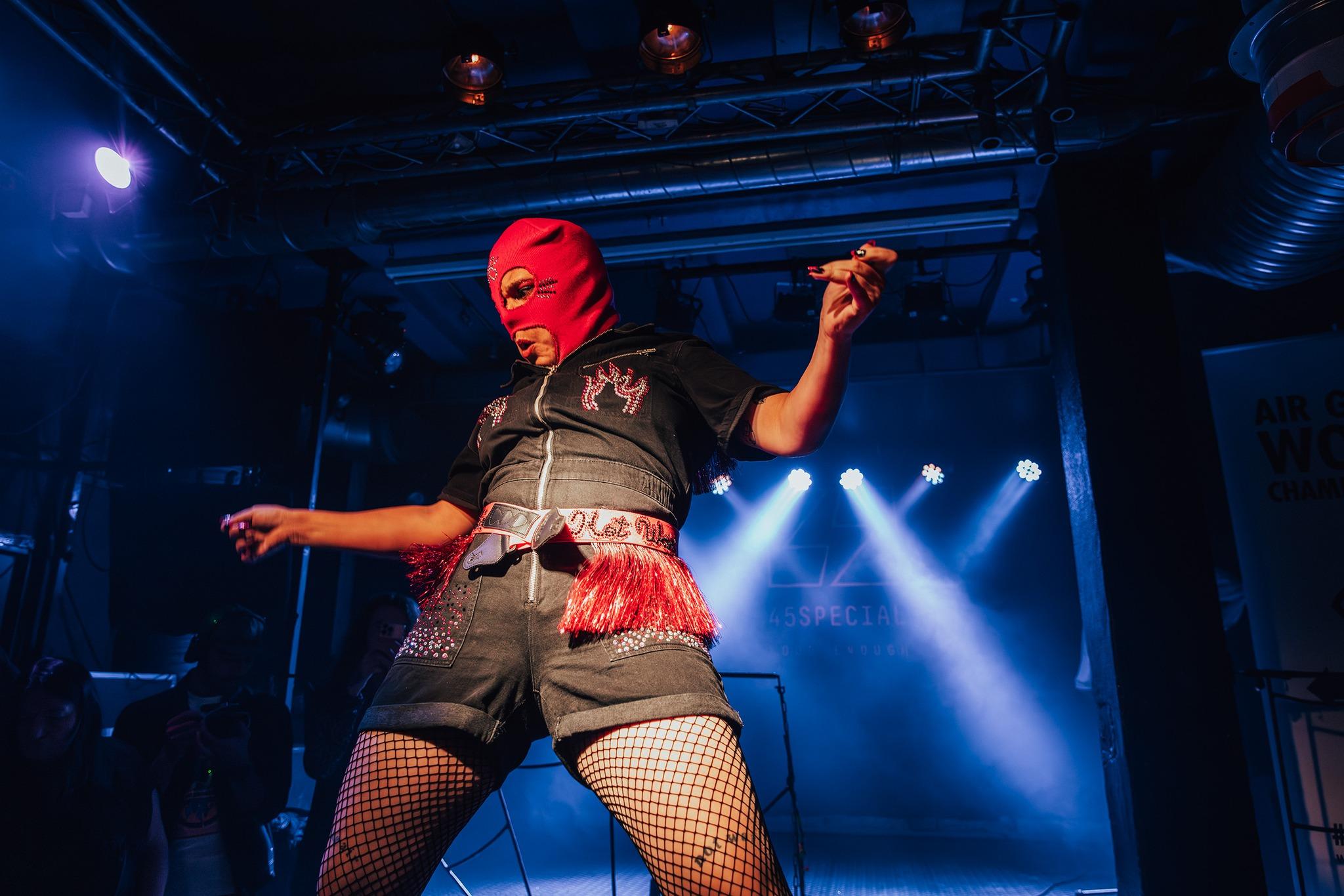 一年一度的「空氣結他世界錦標賽」在芬蘭港口城市奧盧完滿結束。來自13個國家的參賽者需在2輪比賽中「表演」2首歌曲,每輪限時60秒,選手們假裝彈奏一把無形的結他,必須表現激情。(網上圖片)