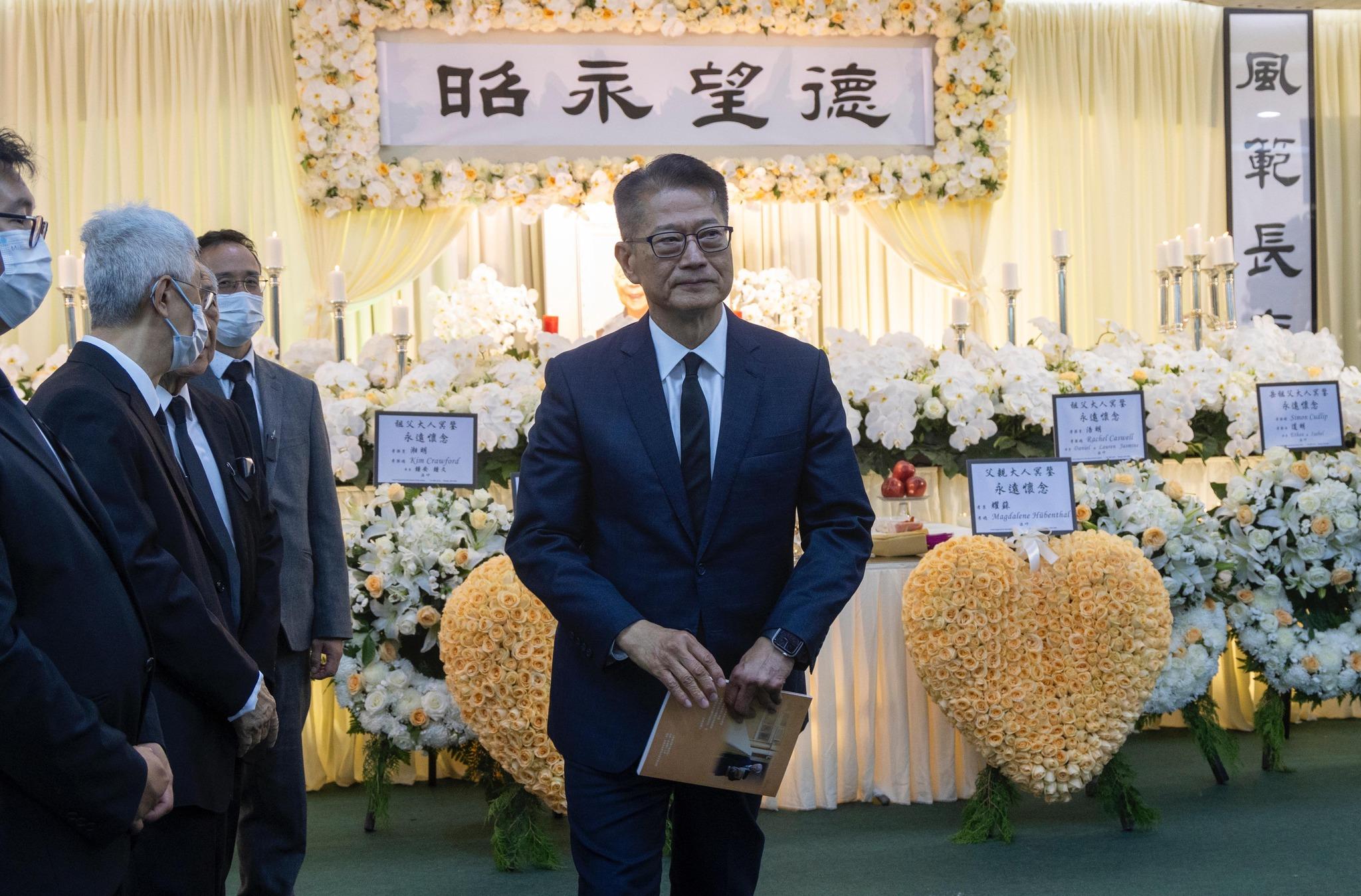 香港樹仁大學創校校監胡鴻烈離世,校方在北角香港殯儀館設靈,財政司司長陳茂波致哀。(樹仁大學圖片)