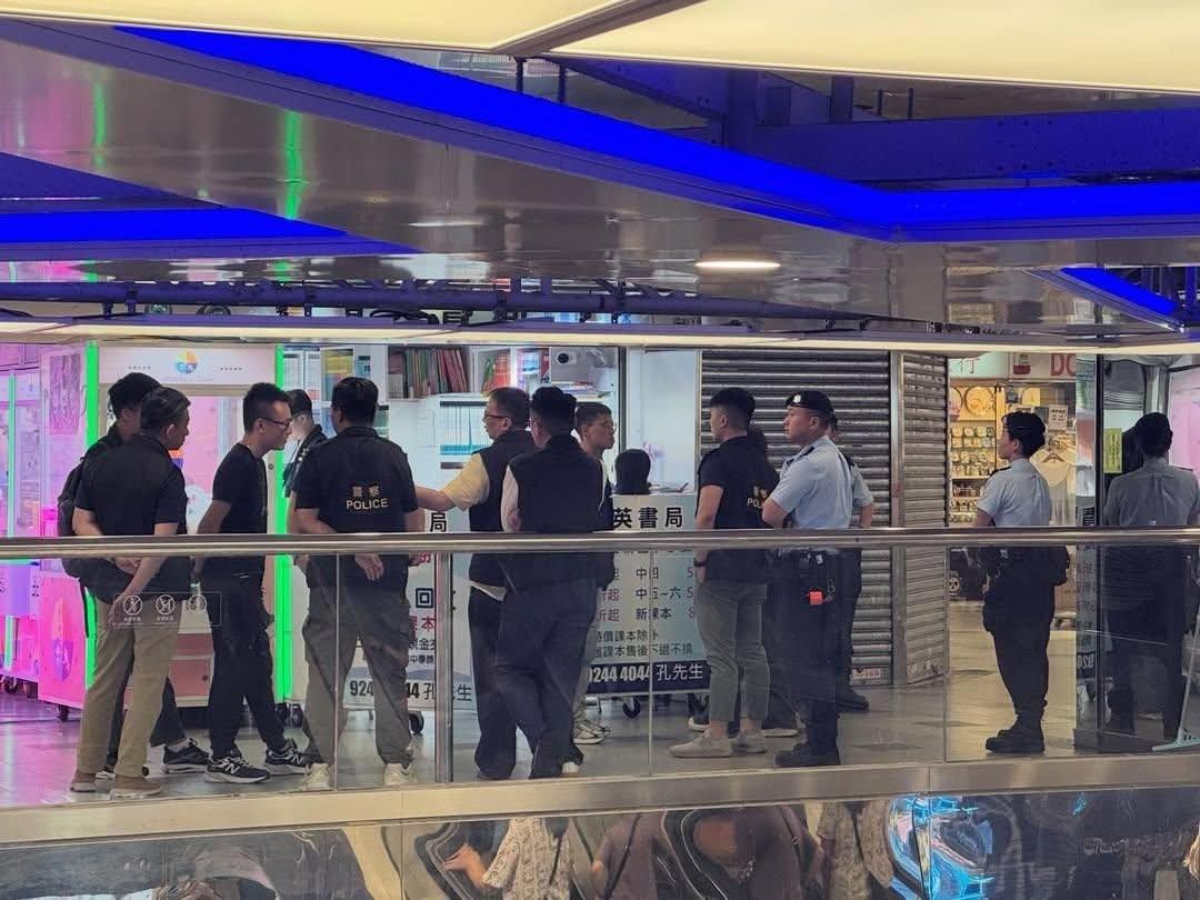 大批機動部隊及便衣警員於葵涌廣場部署行動,期間向多間二手書店的店員查問身份。(網上圖片)