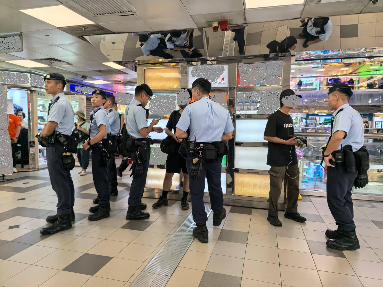 葵青警區聯同新界南總區刑事部及機動部隊人員於葵涌廣場進行高調巡邏(葵青警區fb)