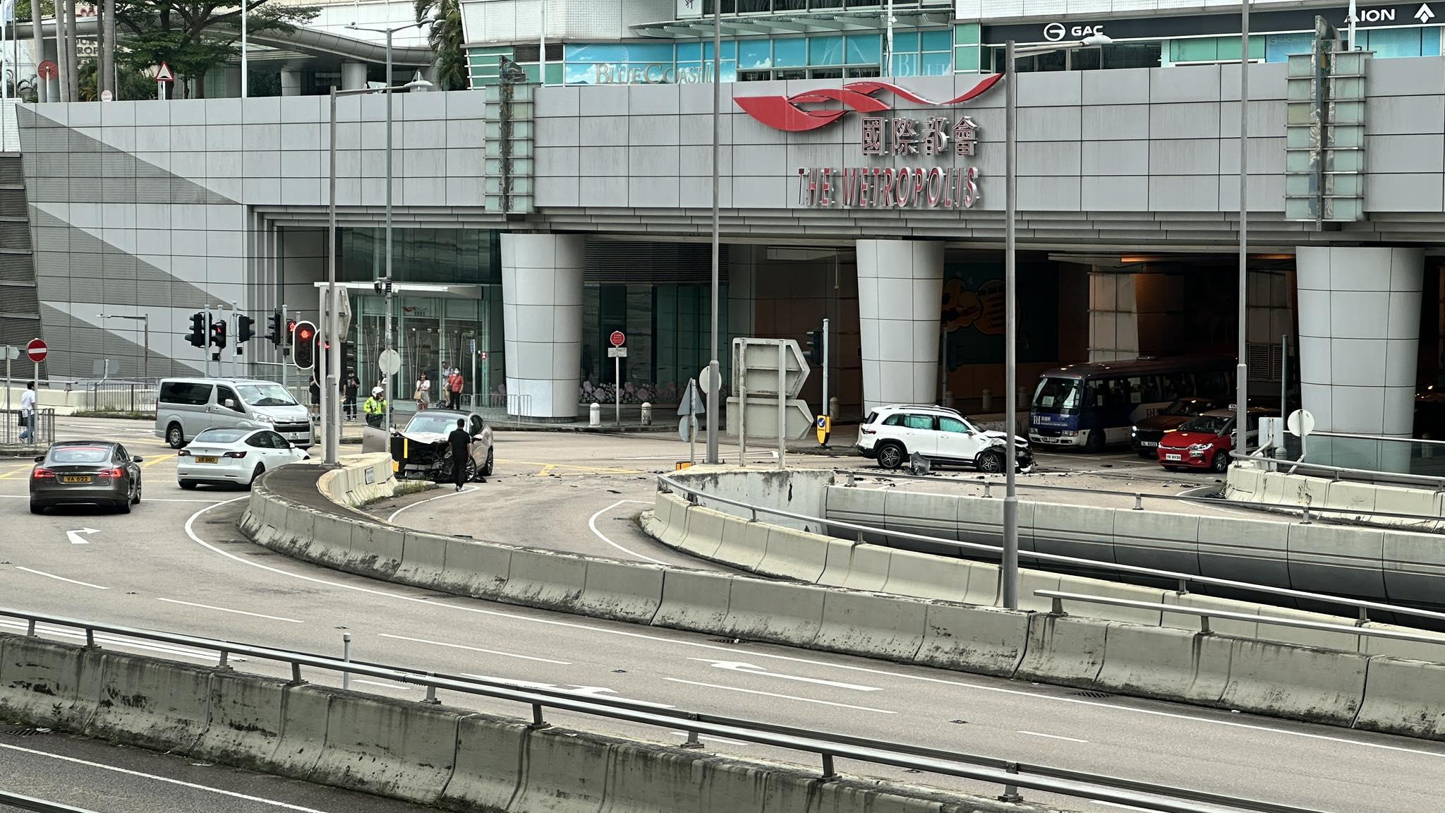 紅磡都會道發生車禍。(fb「香港交通及突發事故報料區」圖片)