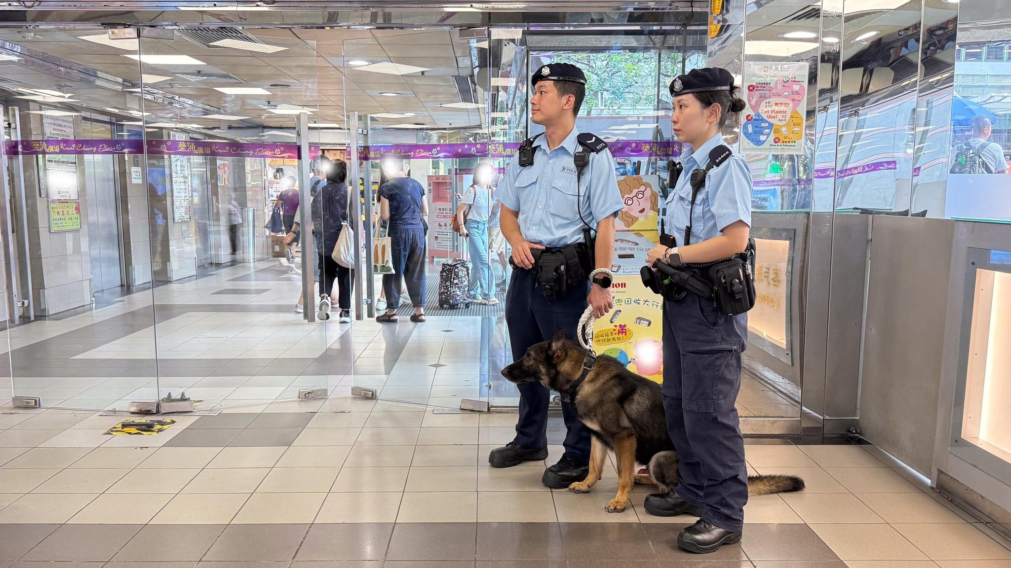 葵青警區聯同新界南總區刑事部及機動部隊人員於葵涌廣場進行高調巡邏(葵青警區fb)