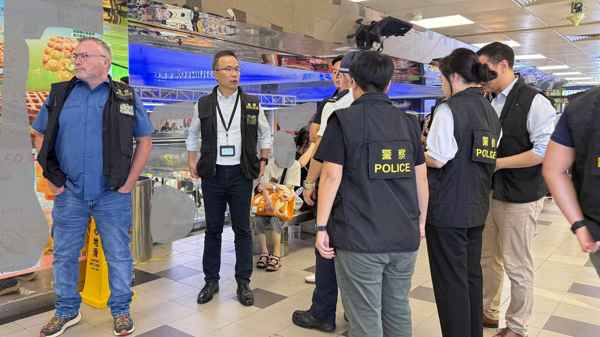 葵青警區聯同新界南總區刑事部及機動部隊人員於葵涌廣場進行高調巡邏(葵青警區fb)