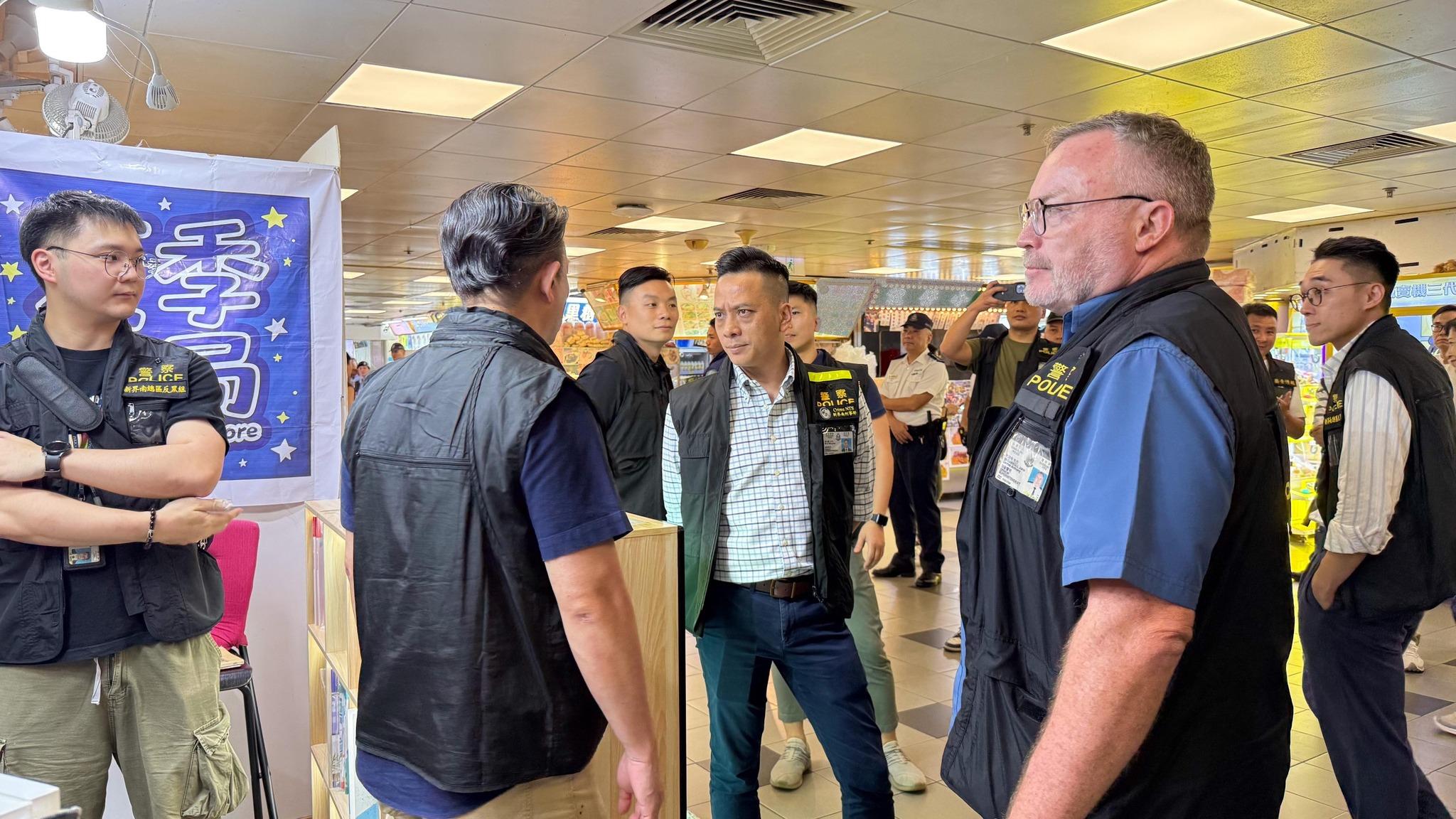 葵青警區聯同新界南總區刑事部及機動部隊人員於葵涌廣場進行高調巡邏(葵青警區fb)