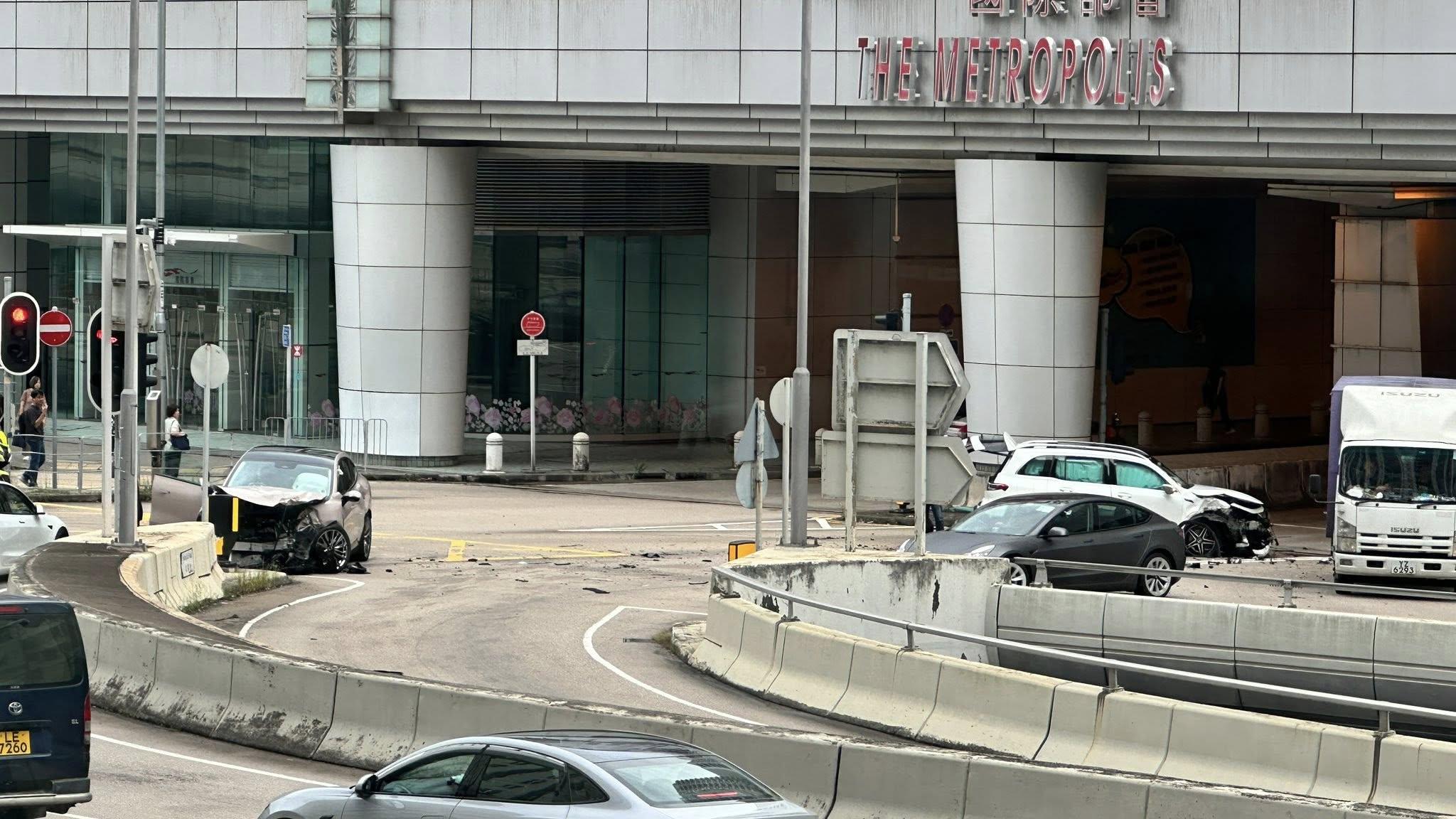 紅磡都會道發生車禍。(fb「香港交通及突發事故報料區」圖片)