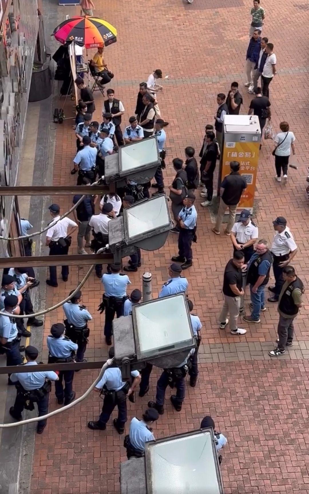 大批機動部隊及便衣警員於葵涌廣場部署行動,期間向多間二手書店的店員查問身份。(網上圖片)