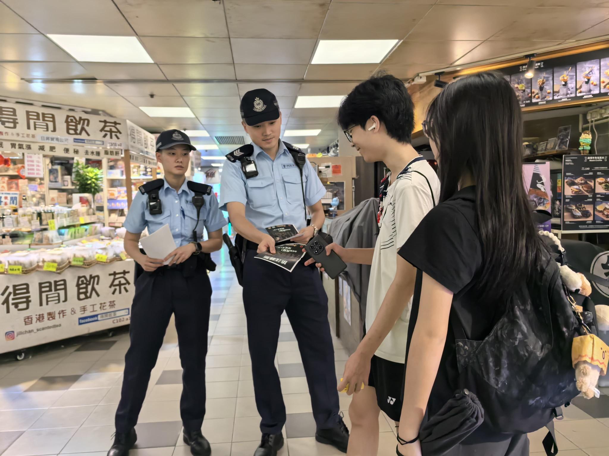 葵青警區聯同新界南總區刑事部及機動部隊人員於葵涌廣場進行高調巡邏(葵青警區fb)