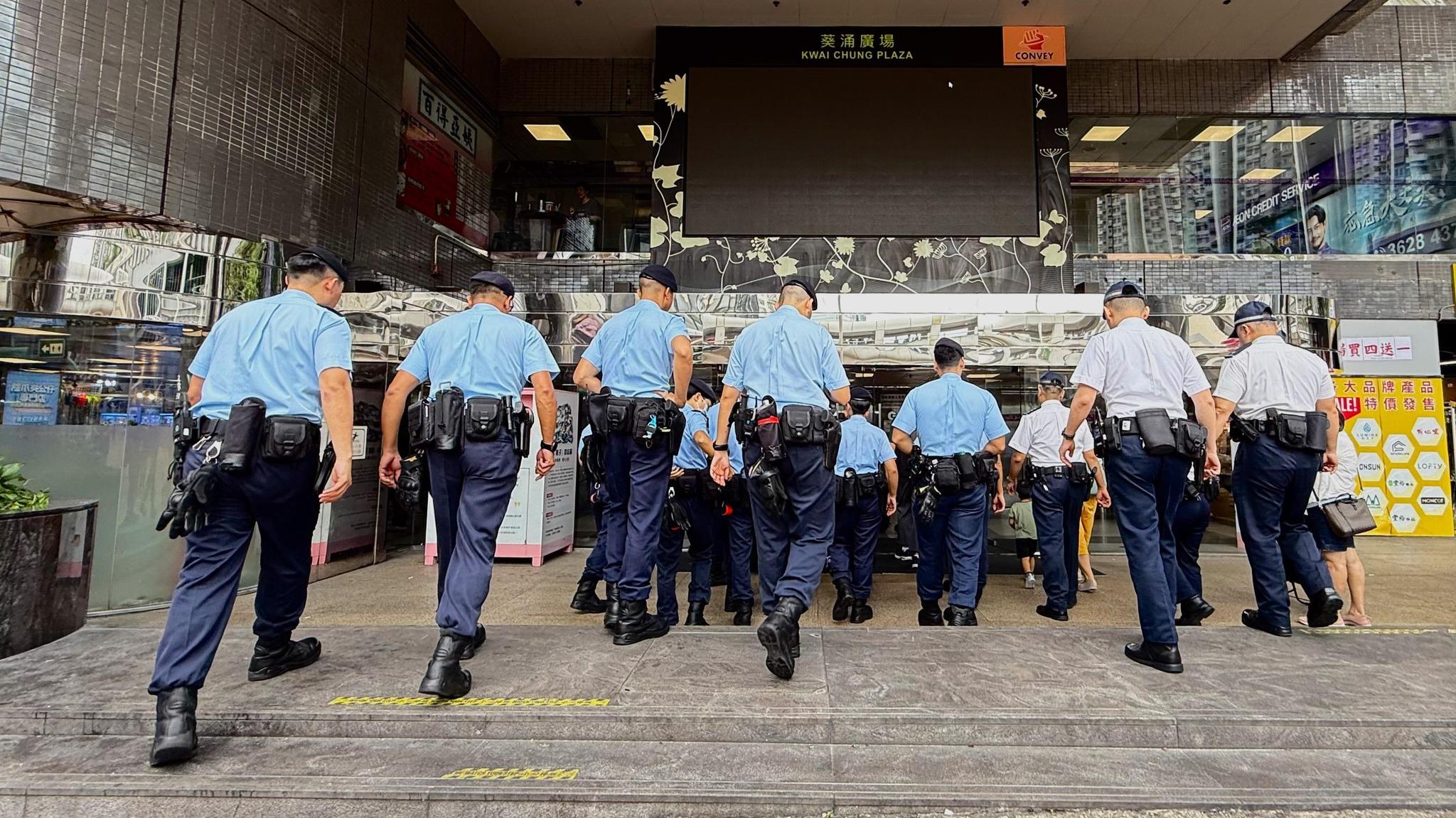 葵青警區聯同新界南總區刑事部及機動部隊人員於葵涌廣場進行高調巡邏(葵青警區fb)