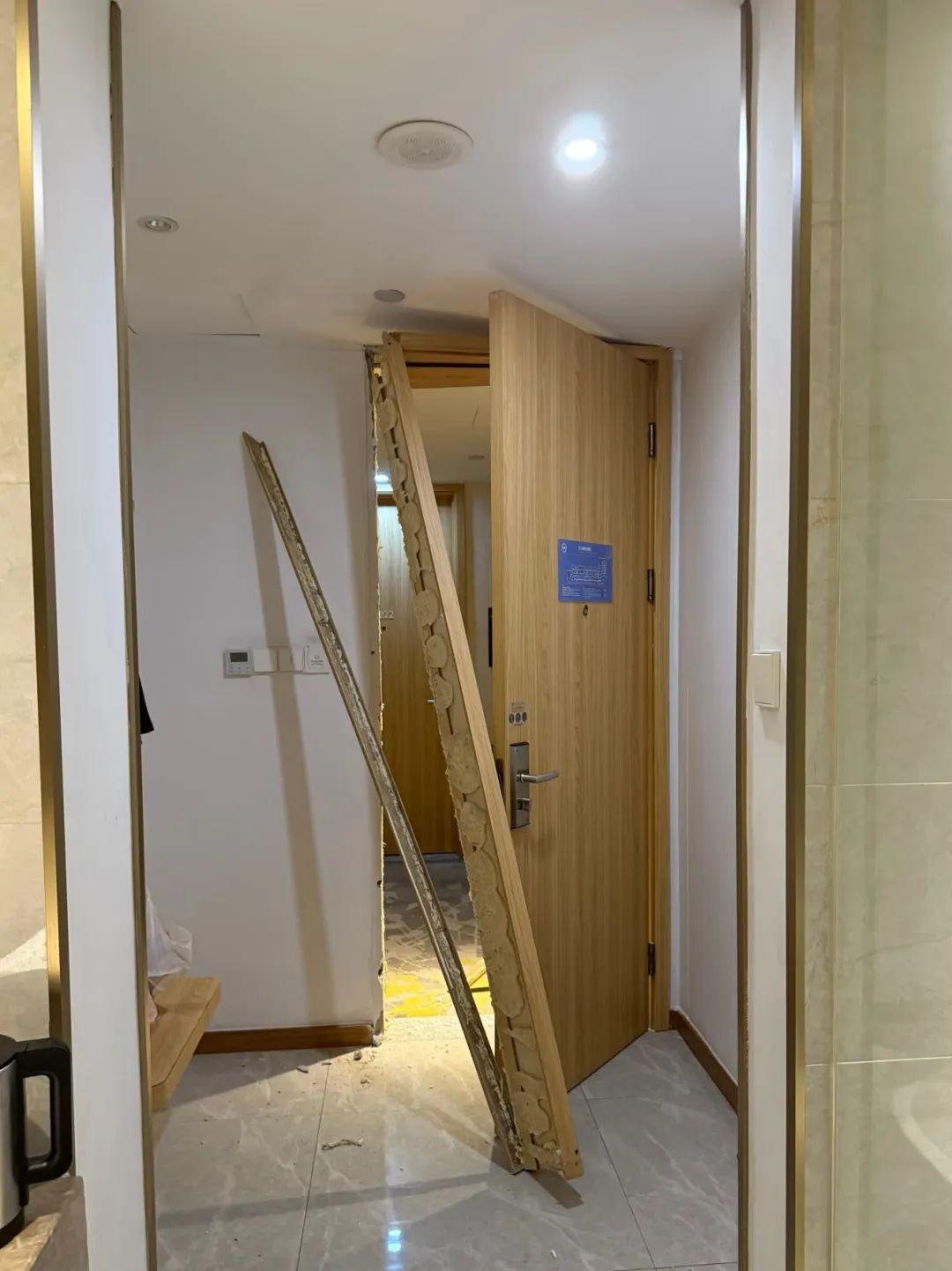 內地一名男子近日於杭州出差入住酒店時,被一名陌生男子狂踢房門四五腳後闖入房間,當時他剛洗完澡還沒來得及穿衣服,陌生男子進入房間與其對視後便迅速逃離現場。(《江南都市報》)