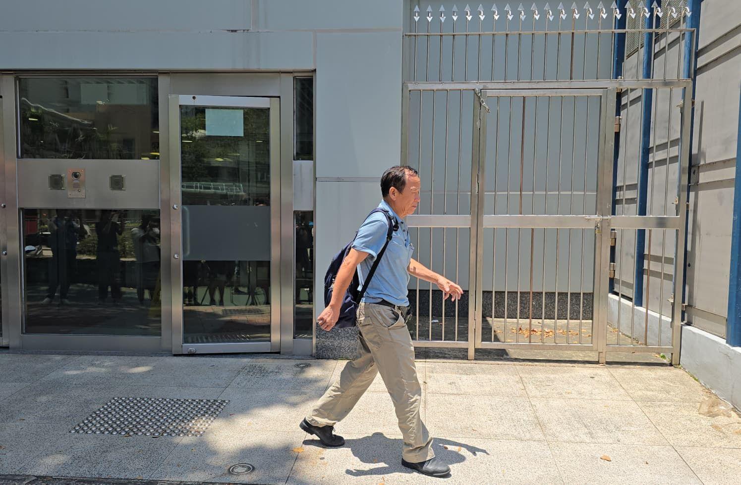 涉嫌干犯顛覆國家政權罪潛逃海外被通緝的姜嘉偉。警方國安處早上帶走其生父到天水圍警署協助調查,該名男士中午離開警署。