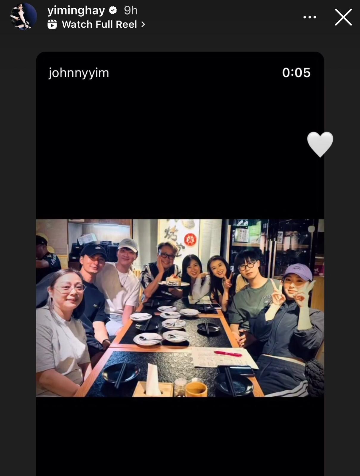 炎明熹與Johnny Yim和《聲夢》舊生飯聚,舉起V字手勢超開心。