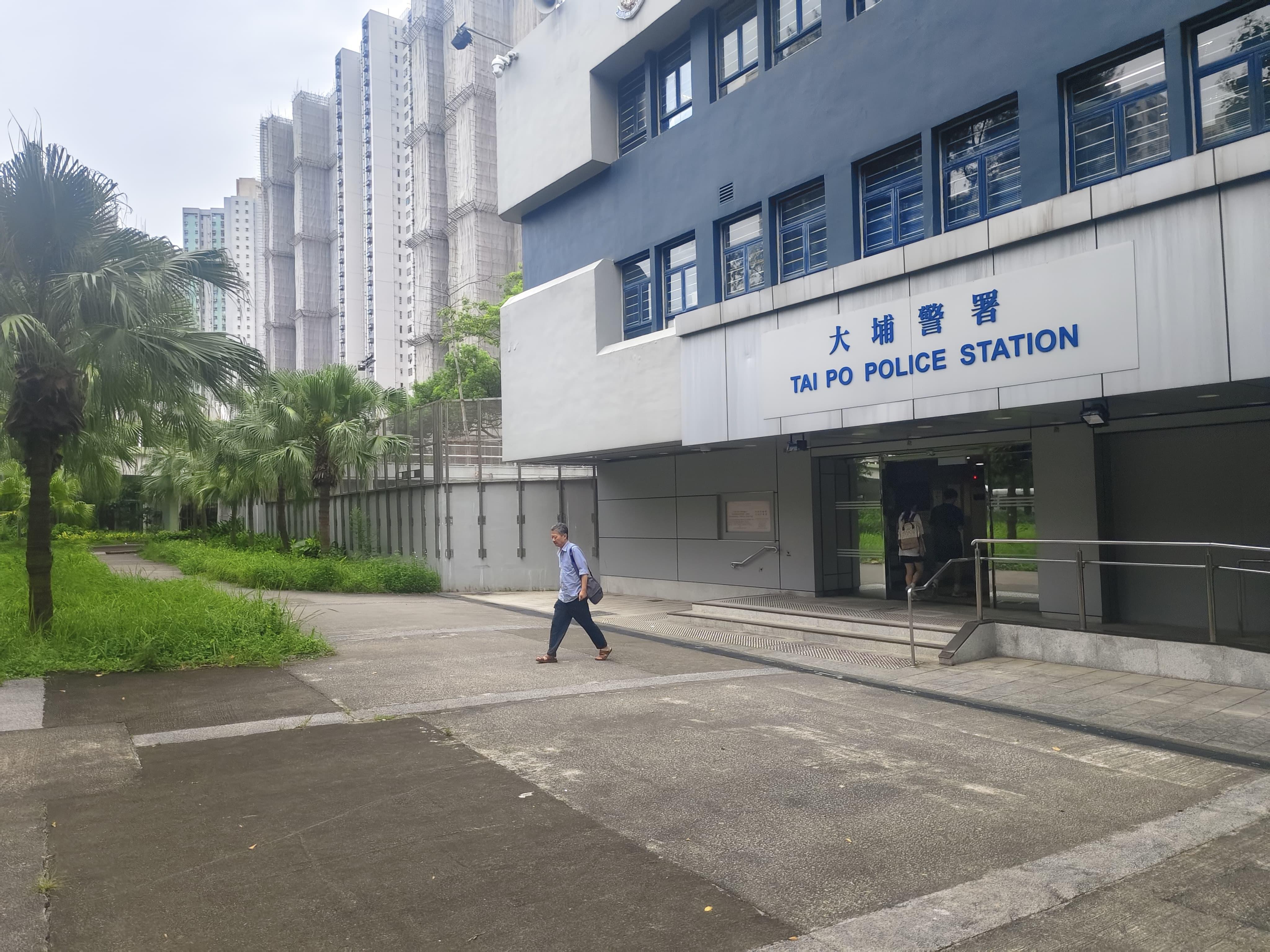 警方國安處繼續調查被懸紅通緝境外人士的案件,其中「指名潛逃者」林千淦的67歲父親,於今日(28日)早上被人員帶返大埔警署協助調查。