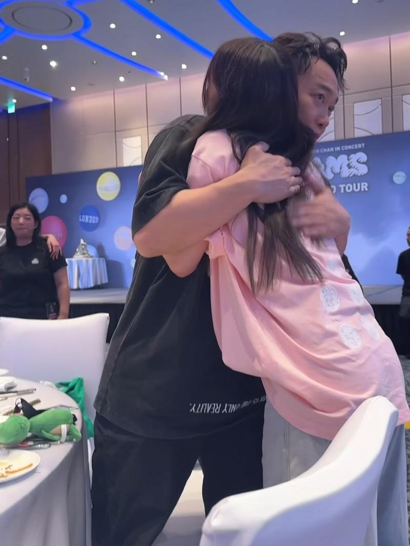 陳奕迅細聽心聲 擁抱陪伴182場演出的舞者
