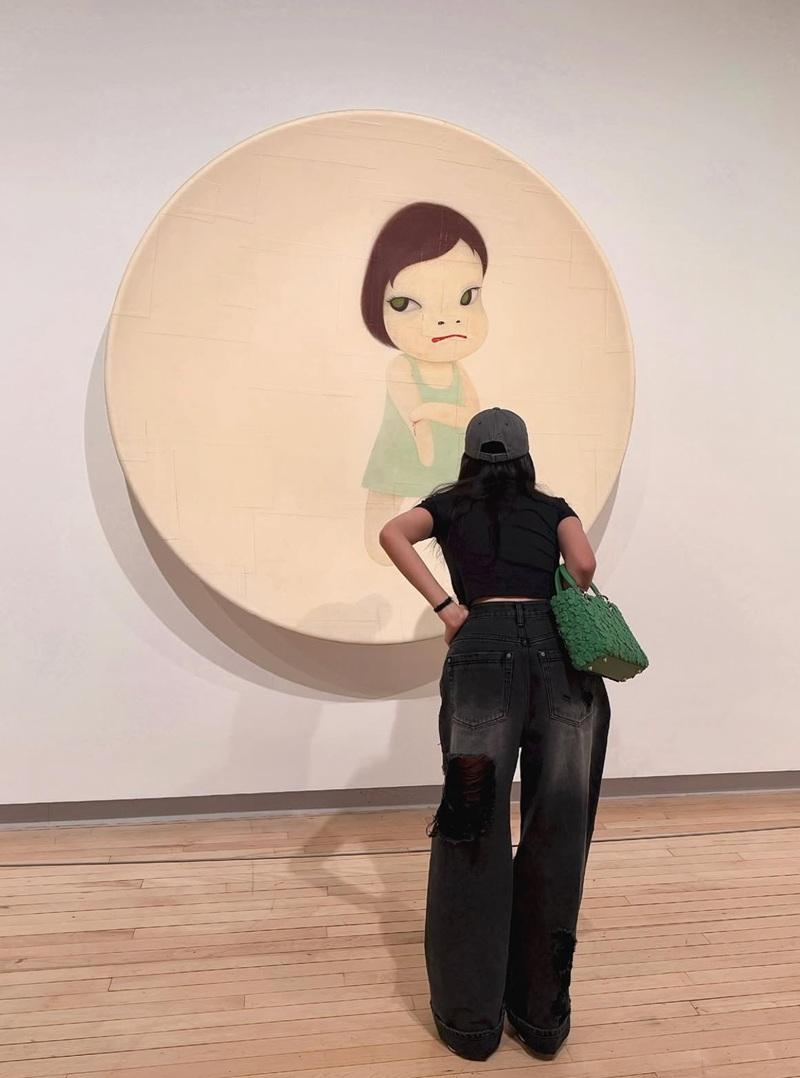 Jisoo@BLACKPINK參觀奈良美智展 奈良回應:佢好認真睇 超開心