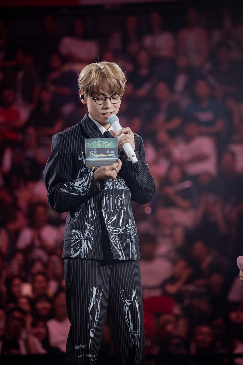 林家謙演唱會|莫文蔚為全裸封面碟簽名 家謙:我下隻碟會咁影