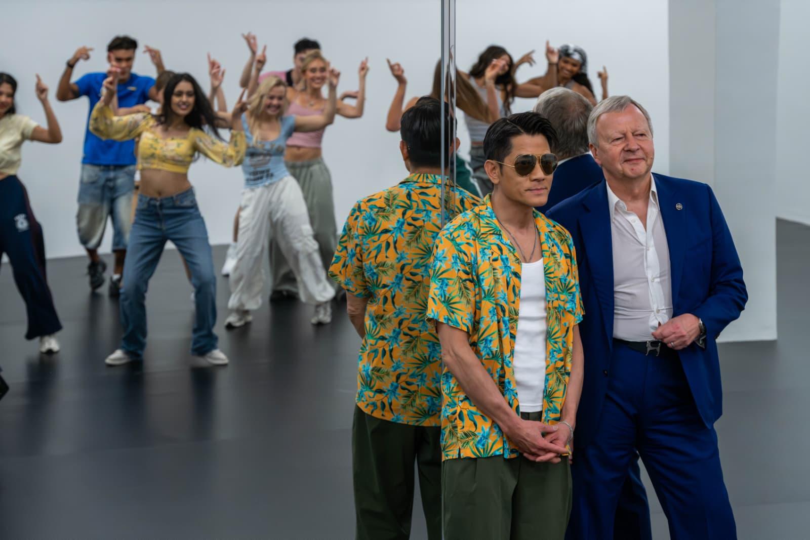 馬會行政總裁應家柏,歡迎Now United成員,並與Aaron合照。