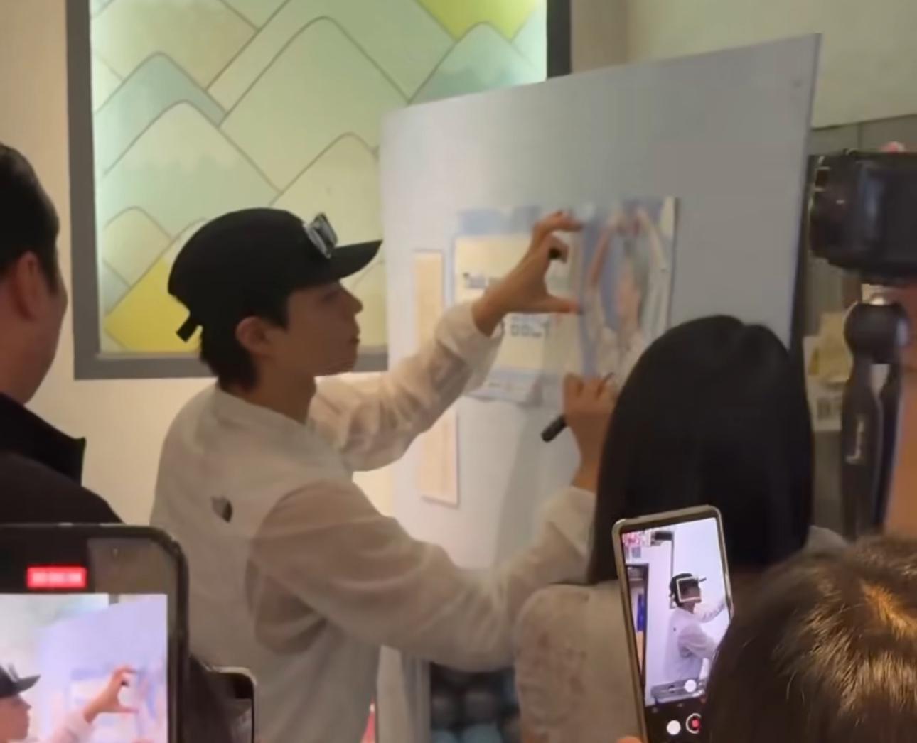 今日中午,朴寶劍戴上cap帽快閃旺角的應援cafe。