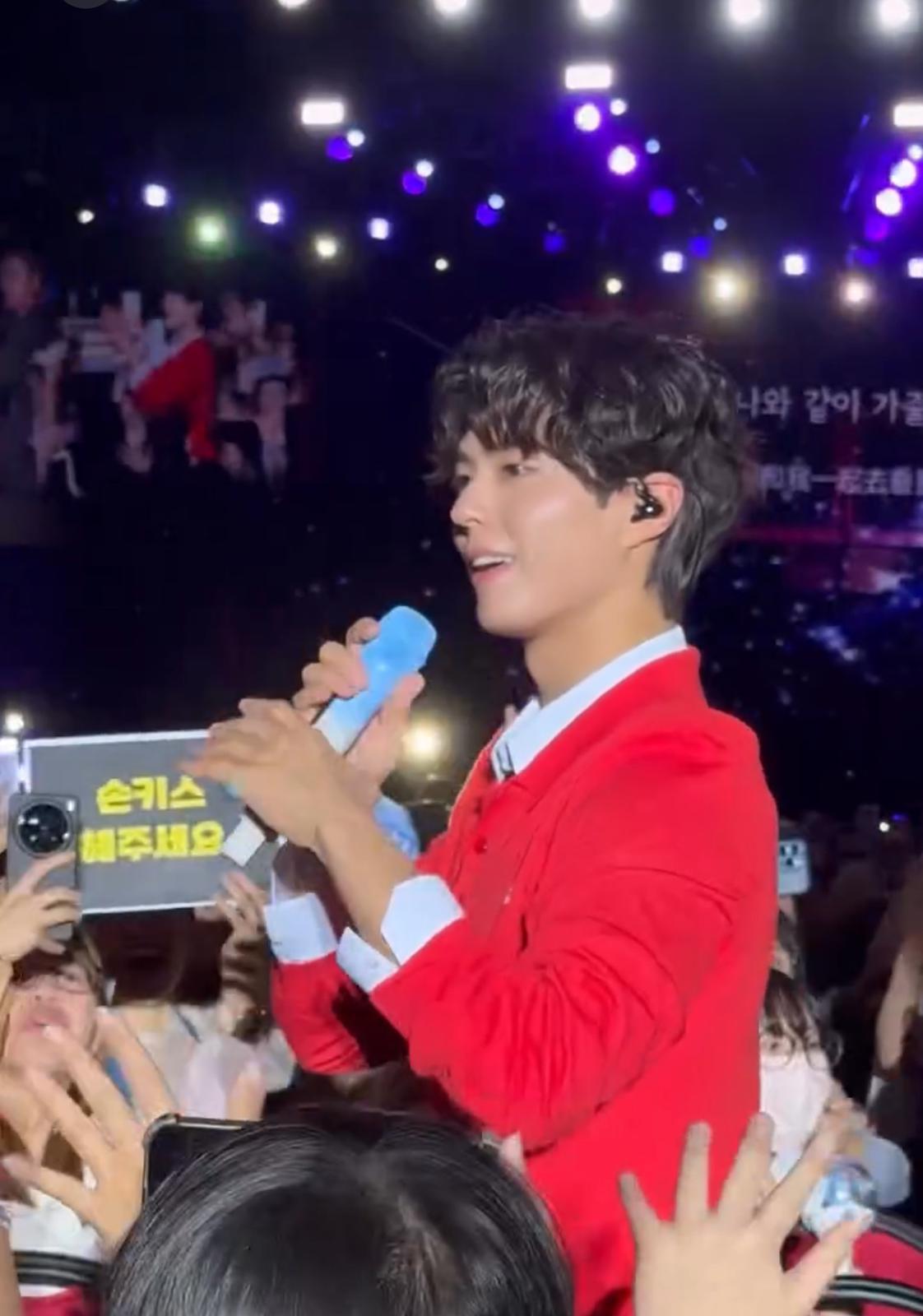 朴寶劍兩度走落台近距接觸粉絲。
