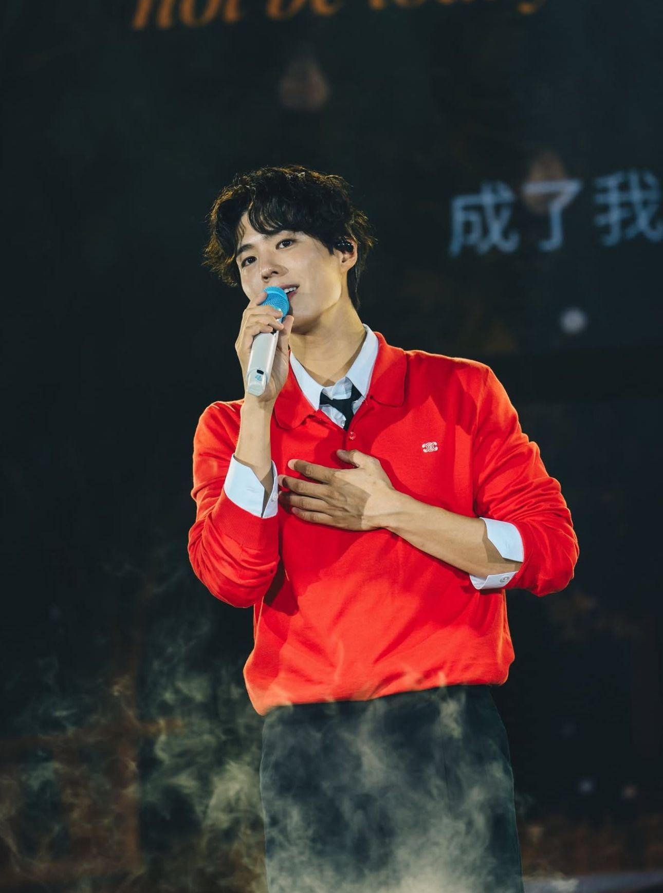 朴寶劍獻唱多首歌曲,包括《On My Way》、《My Person》及《Waterfall》。