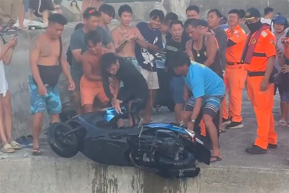 電單車事後需要合眾人之力拉回上岸。(用戶_10zlny@Threads)