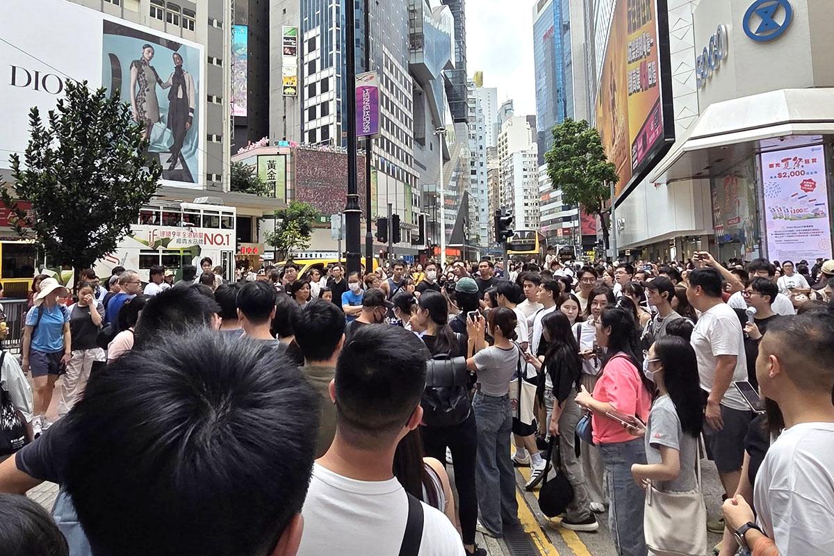 銅鑼灣葉劉應援物派發現場吸引大批市民駐足圍觀。(網民Cervantes Cheung@FB群組「我老公娶咗葉劉導致婚姻破裂關注組」)