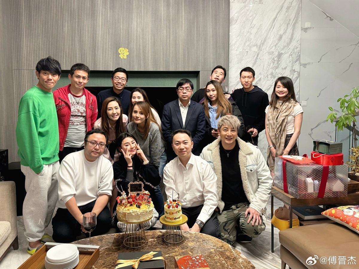 前亞視藝人傅晉杰(前排右),去年在微博出po,分享在盛品儒(紅衫)屋企晚餐照。當時的盛品儒精神奕奕仲有個小肚腩。