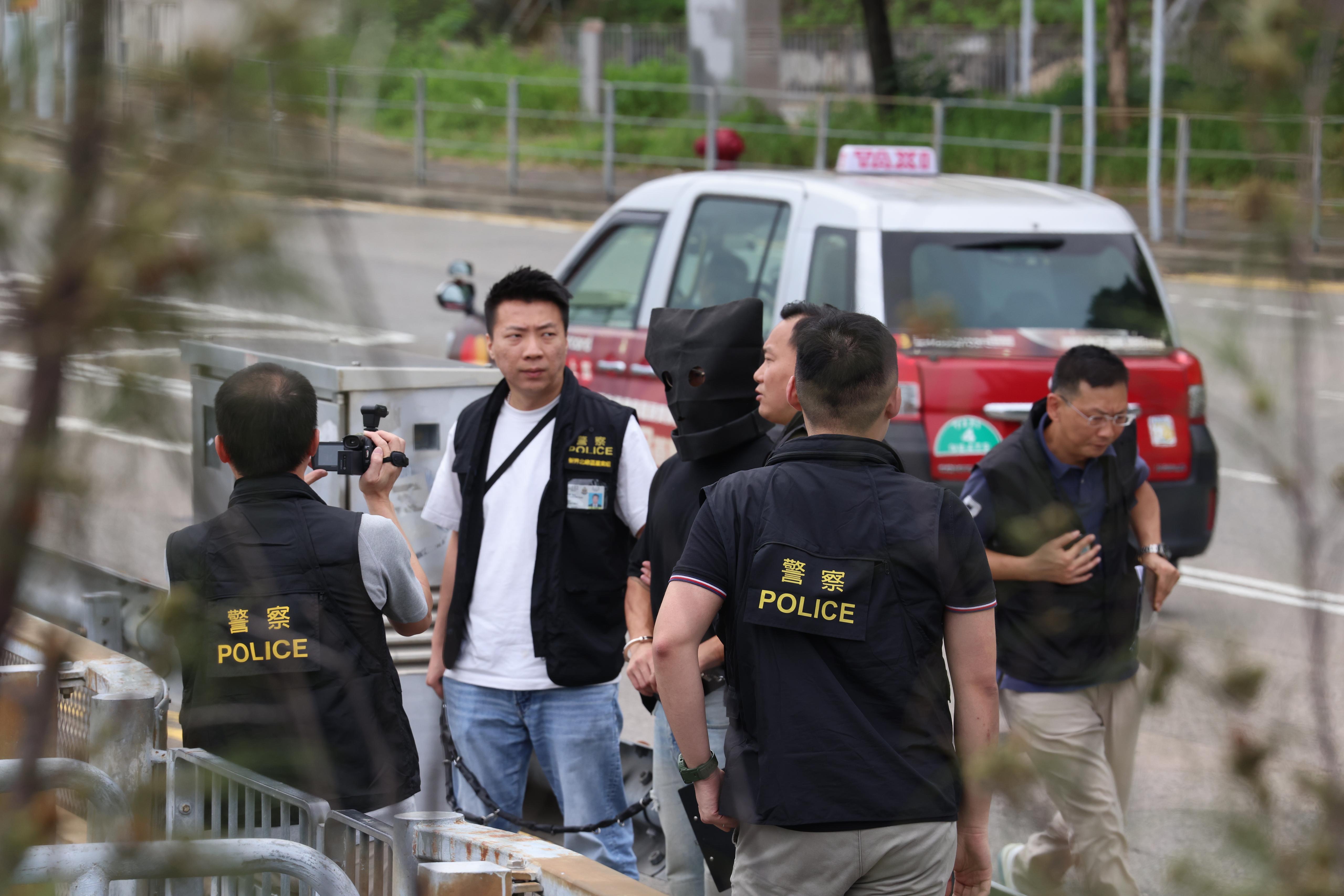 亦園路謀殺案,疑犯被押到荃灣麗城花園對開海濱,飛虎水鬼隊及機動部隊搜索證物,檢獲兩把利刀懷疑與案有關。