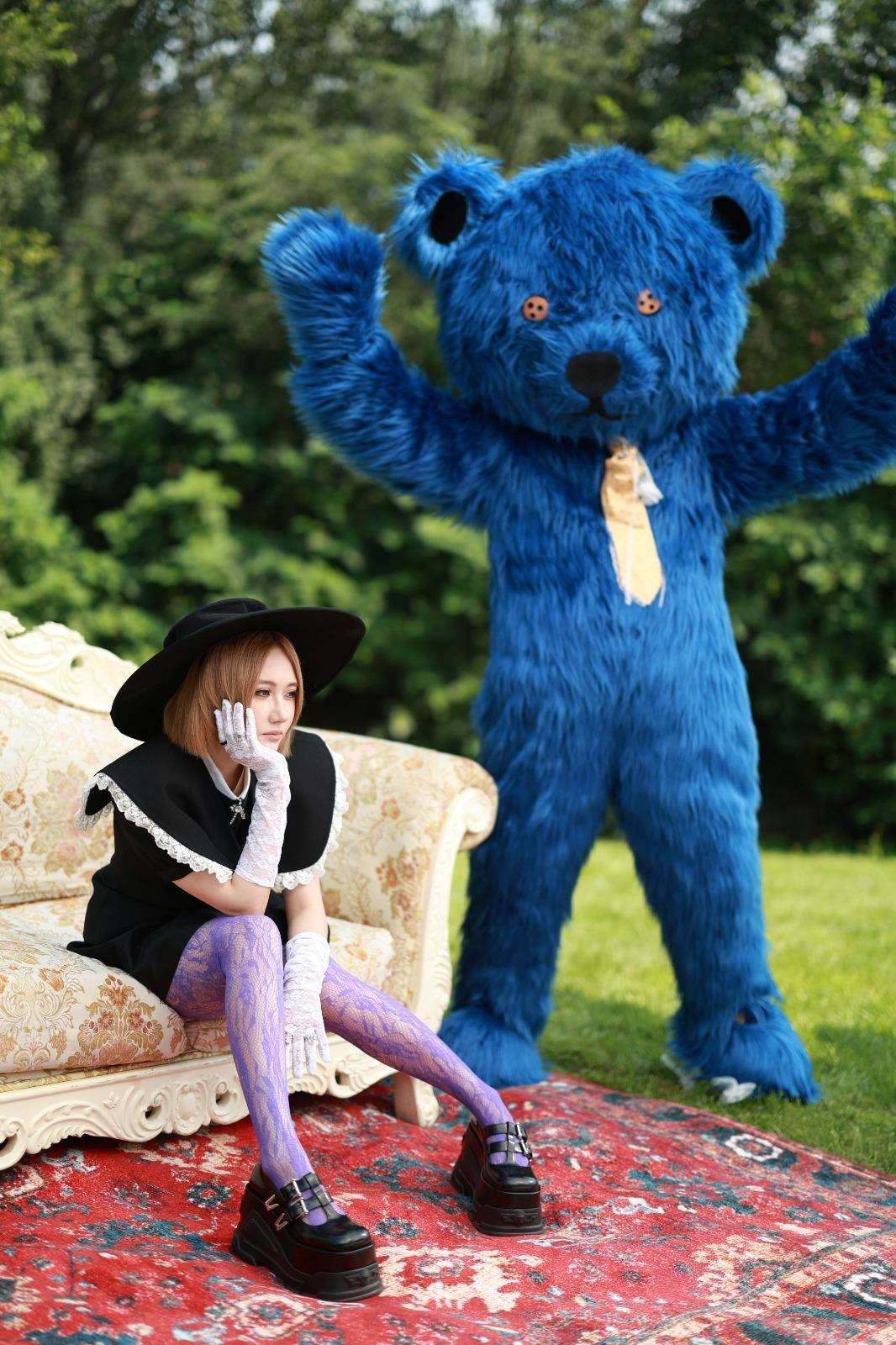 RIIANA指,藍色熊仔俾她預期中大隻,變了像一隻怪獸。