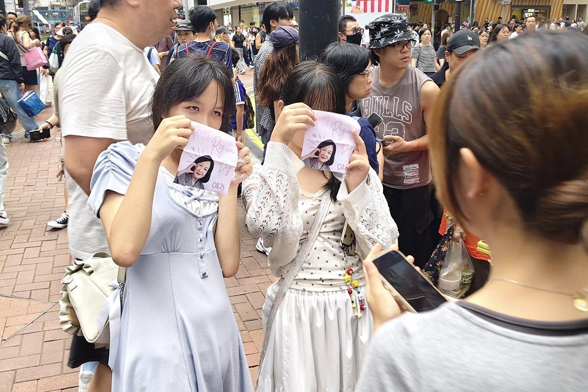 有葉劉粉絲手持應援物影相。(葉劉淑儀FB)