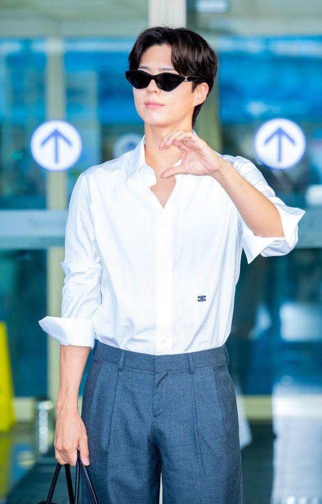 今日下午,朴寶劍戴上太陽眼鏡、襯上恤衫西褲從首爾出發來港。