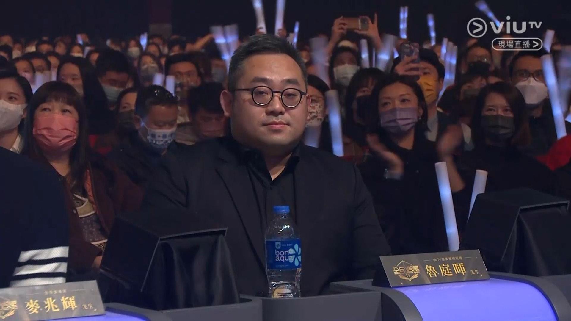 魯庭暉用了欣宜歌曲《先哭為敬》的歌詞來表達自己心情。