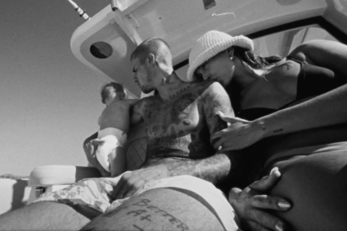 Justin Bieber釋出新歌MV 老婆囝囝演出家庭樂