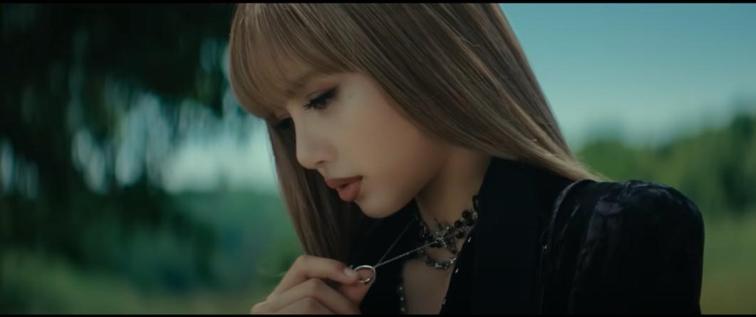 Lisa@BLACKPINK 坂口健太郎微電影MV出爐 願做湖映照你的美