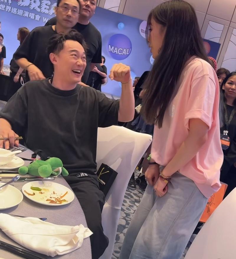 陳奕迅細聽心聲 擁抱陪伴182場演出的舞者