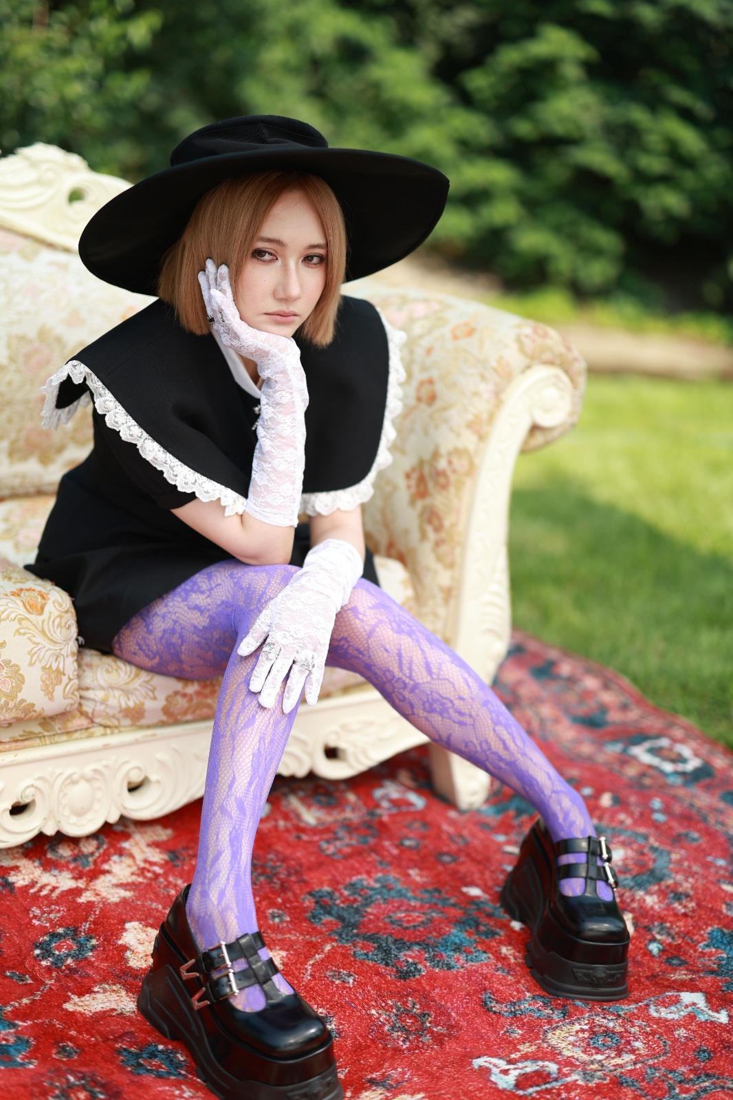 RIIANA感謝化妝師KK全力支持,捱眼瞓助他完成MV拍攝。