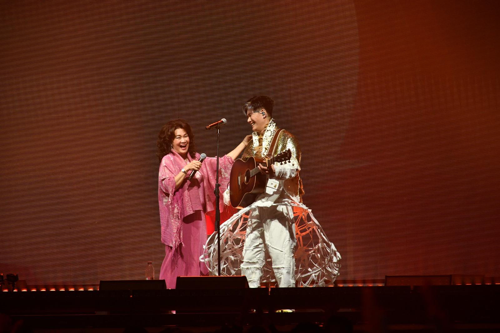 張媽媽之後上台,與囝囝合唱經典金曲《月亮代表我的心》。