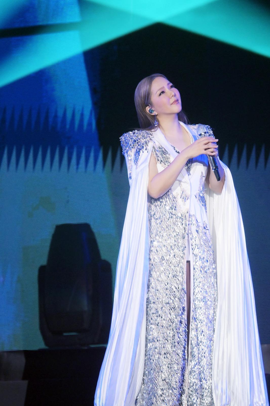 衛蘭特別在佛山站Encore時演唱了Beyond的《冷雨夜》。