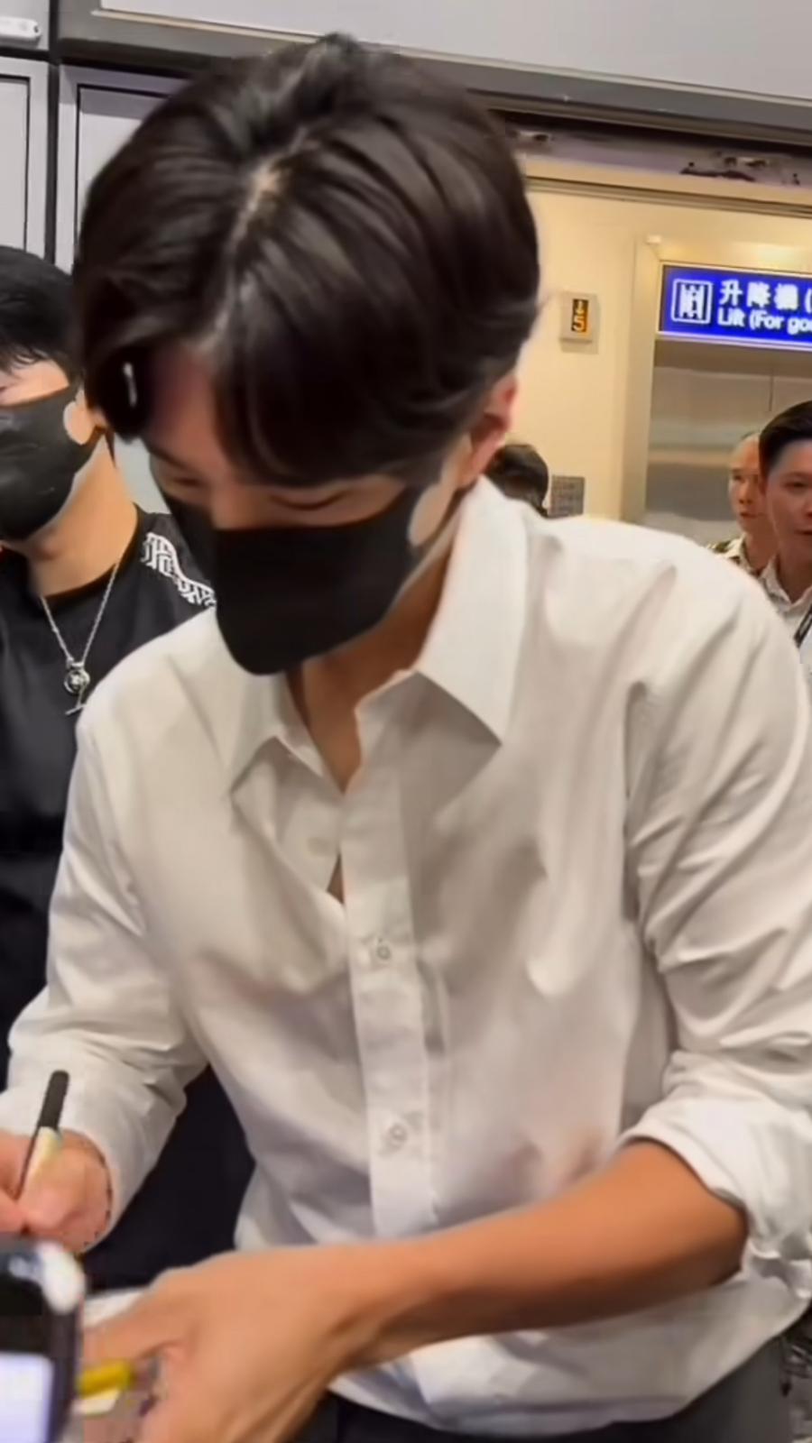 朴寶劍在機場停留近5分鐘為粉絲簽名。