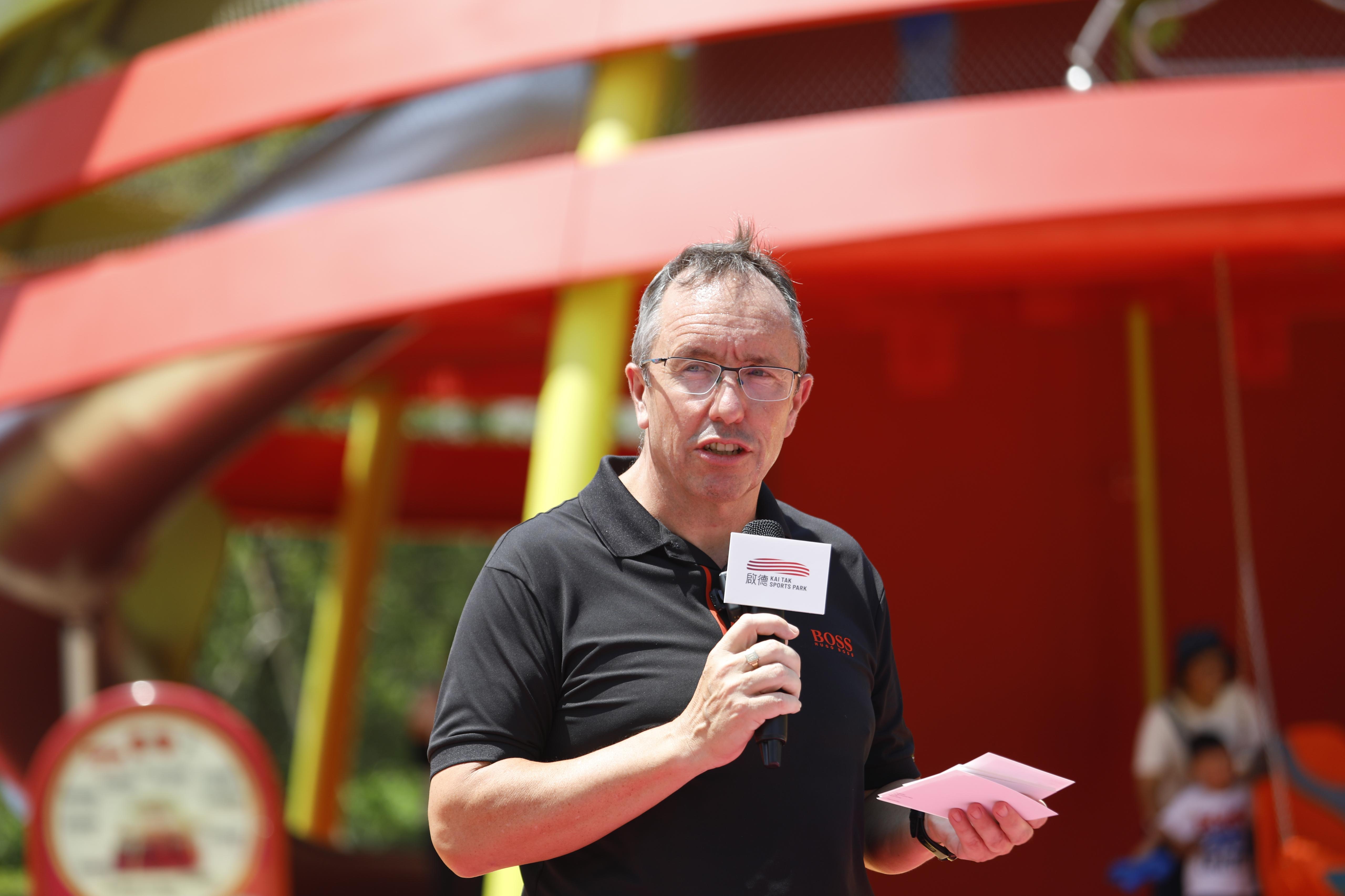 啟德體育園行政總裁莊澤基致辭時表示,「五行童樂園」的設計蘊含不少心思,期望啟發兒童創意、鼓勵運動及促進社交,讓孩子們在遊戲中學習,在挑戰中成長。 (啟德體育園)