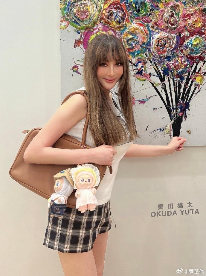 薛芷倫掛夠一對Labubu來襯手袋。