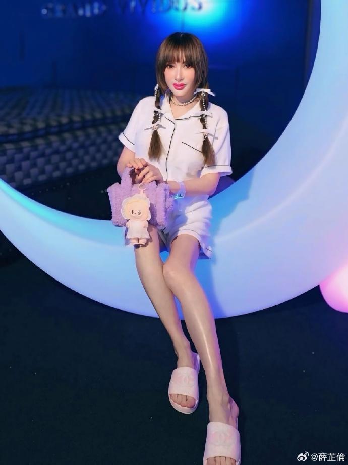 經常把Labubu掛在手袋上,薛芷倫是真fans。