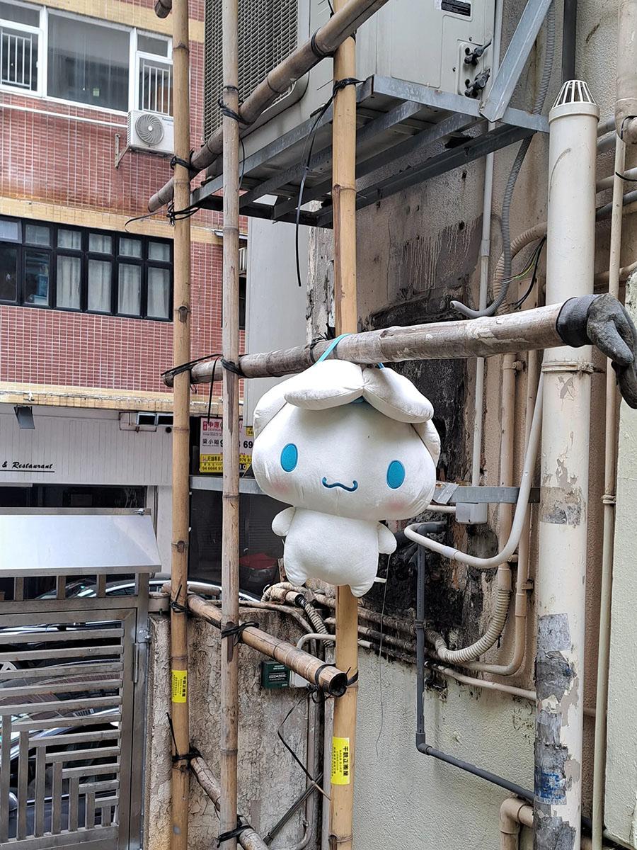 有工人在竹棚放公仔提醒途人注意。(網民calinacat.chen@Threads)