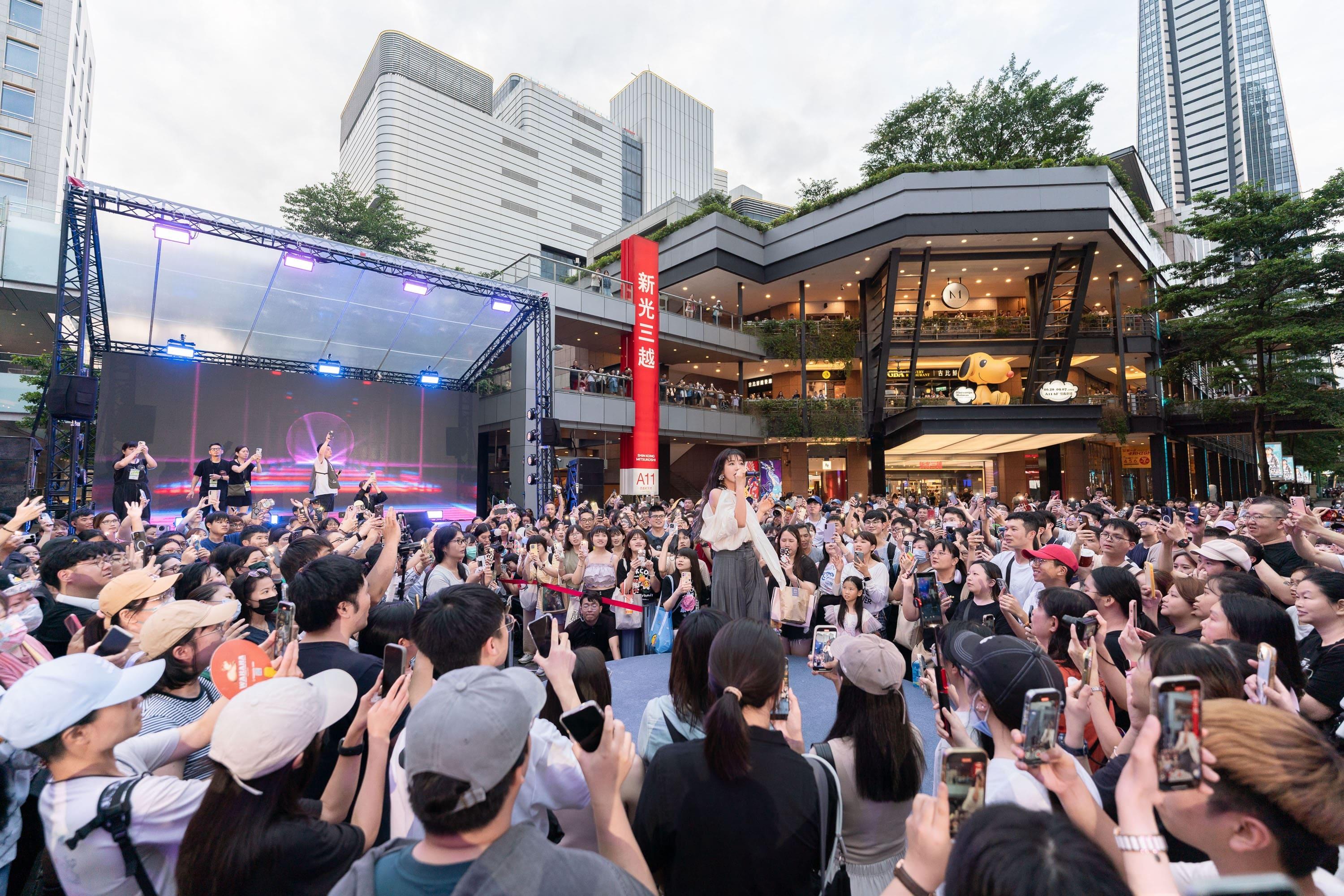 丁噹與歌迷最近距離!