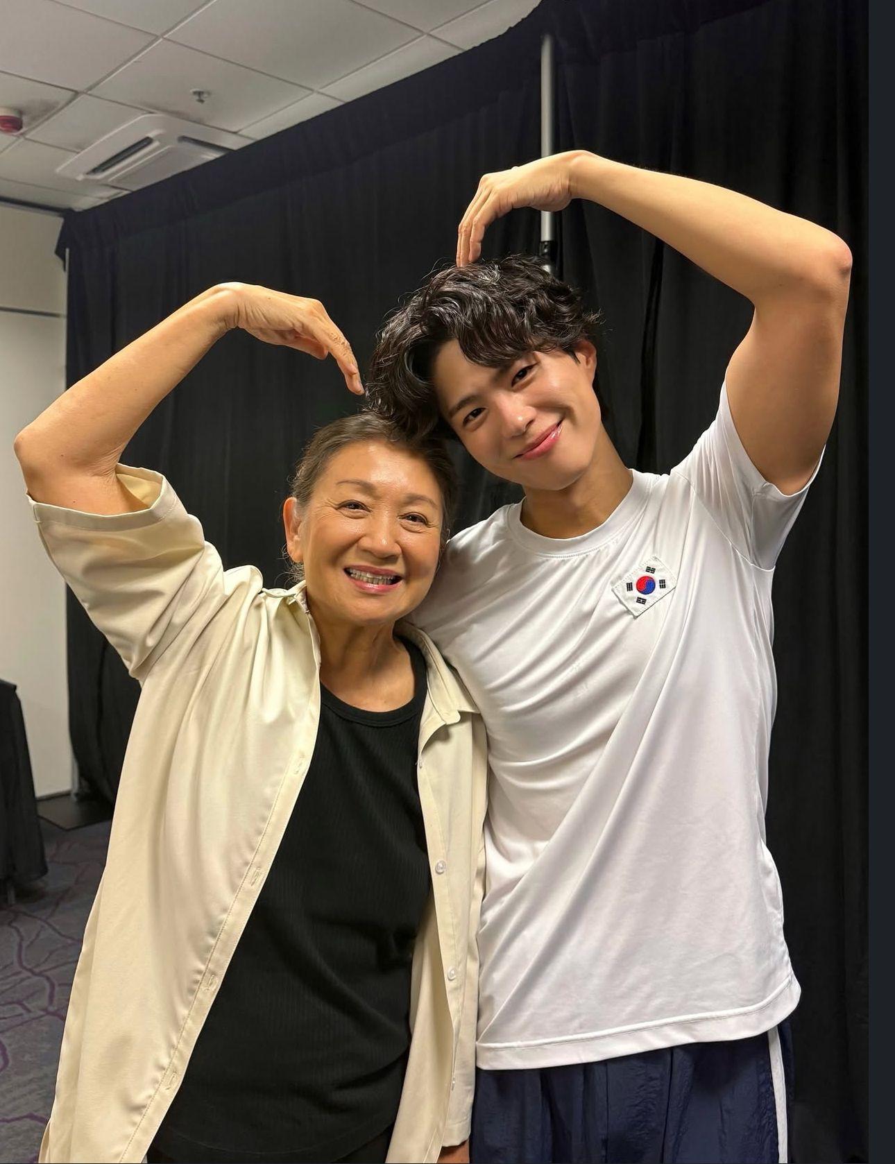 朴寶劍獲電影拍檔鮑起靜捧場,分享兩人的後台合照。