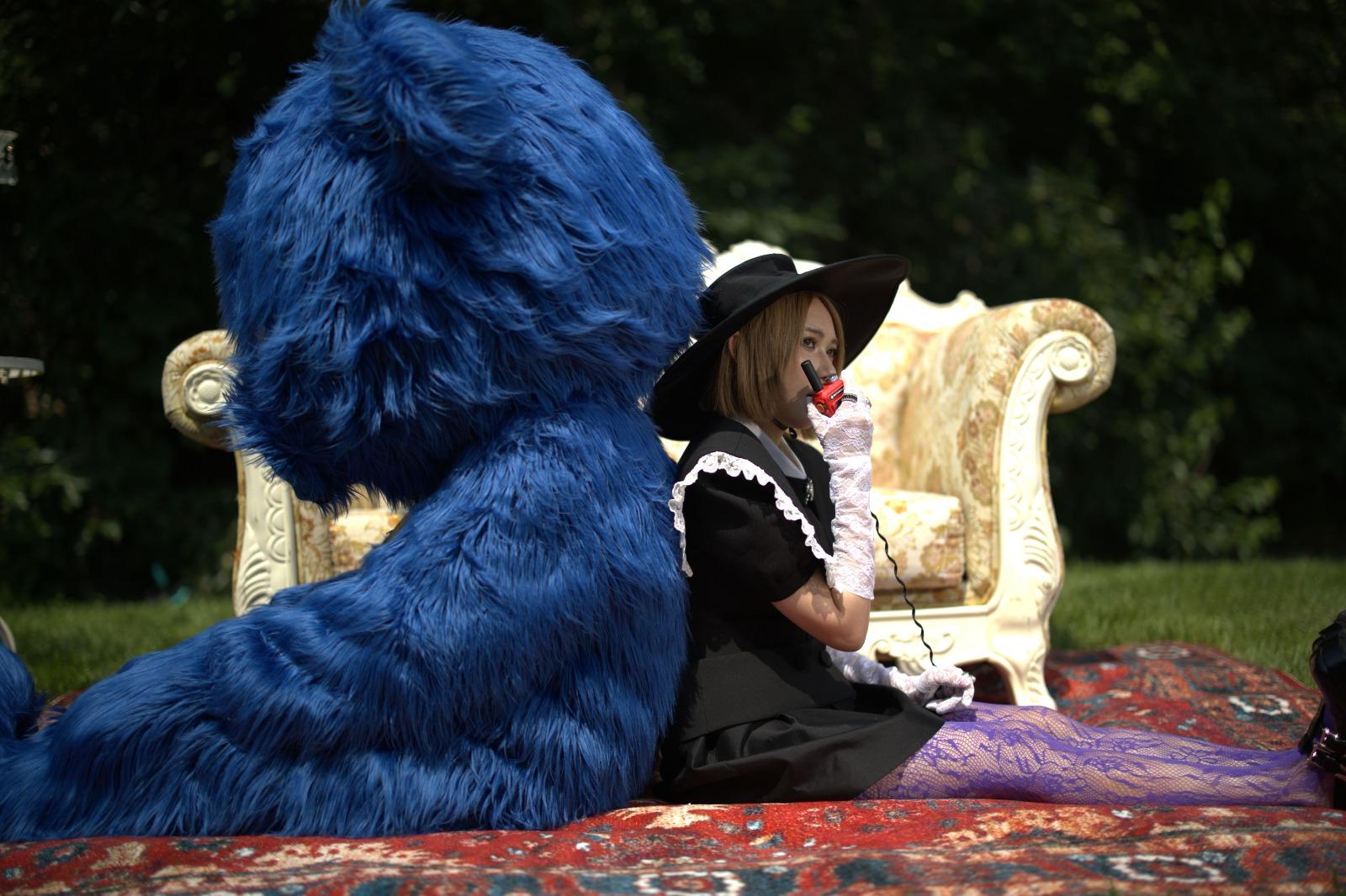 RIIANA自家設計1:1藍色熊仔,成為MV男主角。