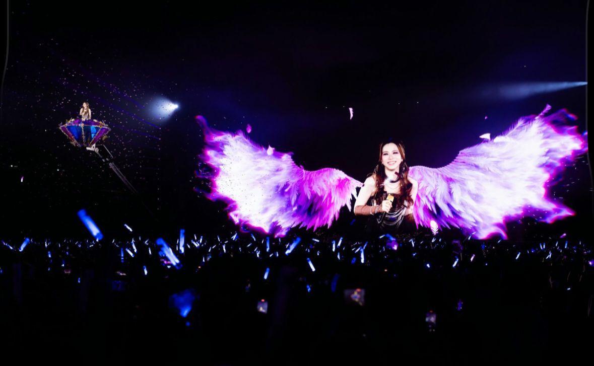 G.E.M.鄧紫棋上星期五(15日)於香港舉行《G.E.M.鄧紫棋 I AM GLORIA世界巡迴演唱會2.0 - 香港站》,成為首位於啟德主場館開唱五場歌手。