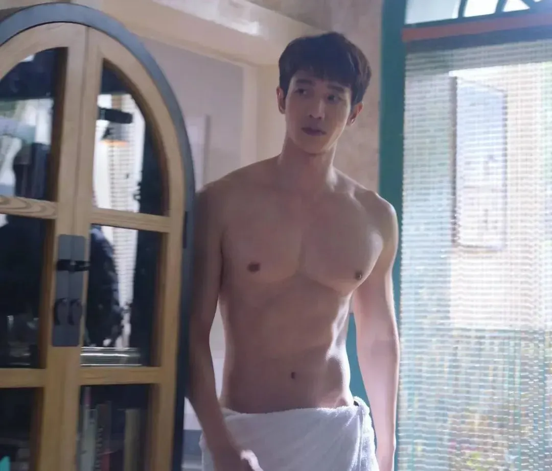 劉以豪以往曾在影視作品中也有曬肌場面,不過在《山忌 黃衣小飛俠》中卻無緣露肉。